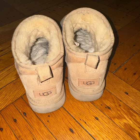Tan uggs - Picture 3 of 4